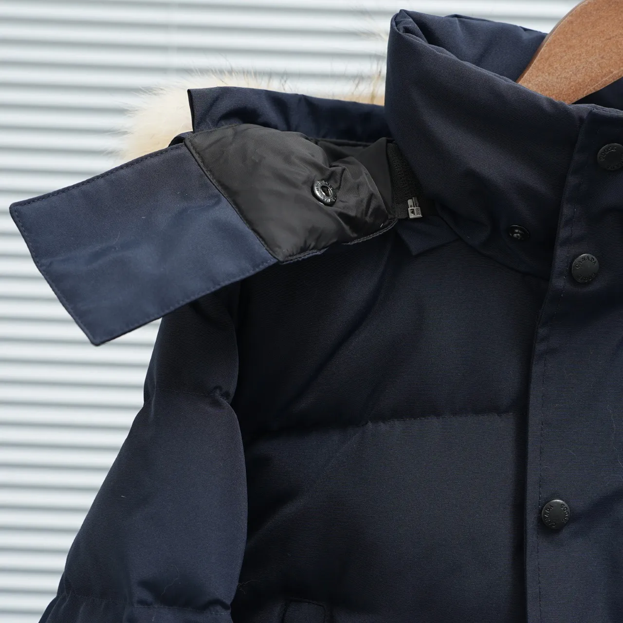 The P880 Wyndham Parker is available in 29 models for both men and women. Both the fur collar and the fur collar are detachable. My personal favorite is simple and elegant. It is clean and neat. It has been chosen by Arctic and Antarctic scientific expedition teams as winter wear. It is the Rolls-Royce of the world. ➖ Industry-leading anti-counterfeiting chip sensing. ➖ Imported Behringer embroidery machines and customized embroidery labels, the highest level and industry leading. ➖ Imported Korean 21-count polyester-cotton blended original fabric, TC85 waterproof coated fabric, water-repellent, windproof and wear-resistant. ➖ The new national standard 80 white duck down is filled with an average of 520 grams of down. The amount of down filled is industry-leading. ➖ 100% nylon lon lining with double double-layer sealing design to prevent velvet running, seamless thread design on cuffs! ➖ Western Canadian Green Wolf Collar. ➖ Yoshida YKK provides original factory-customized electroplated sliders. YKK two-way lockable zippers are tight and smooth and do not peel off paint. ➖ 3M composite Velcro is durable and the accessories and hardware are all custom-made. Note: Our copywriting is only simple and clear. Instead of bragging about the copywriting, it is better to compare and understand with samples. Only for the purest, most focused, most professional, highest quality, and highest sex! Color: off-white with red label. Size: Xs S M L XL XXL.